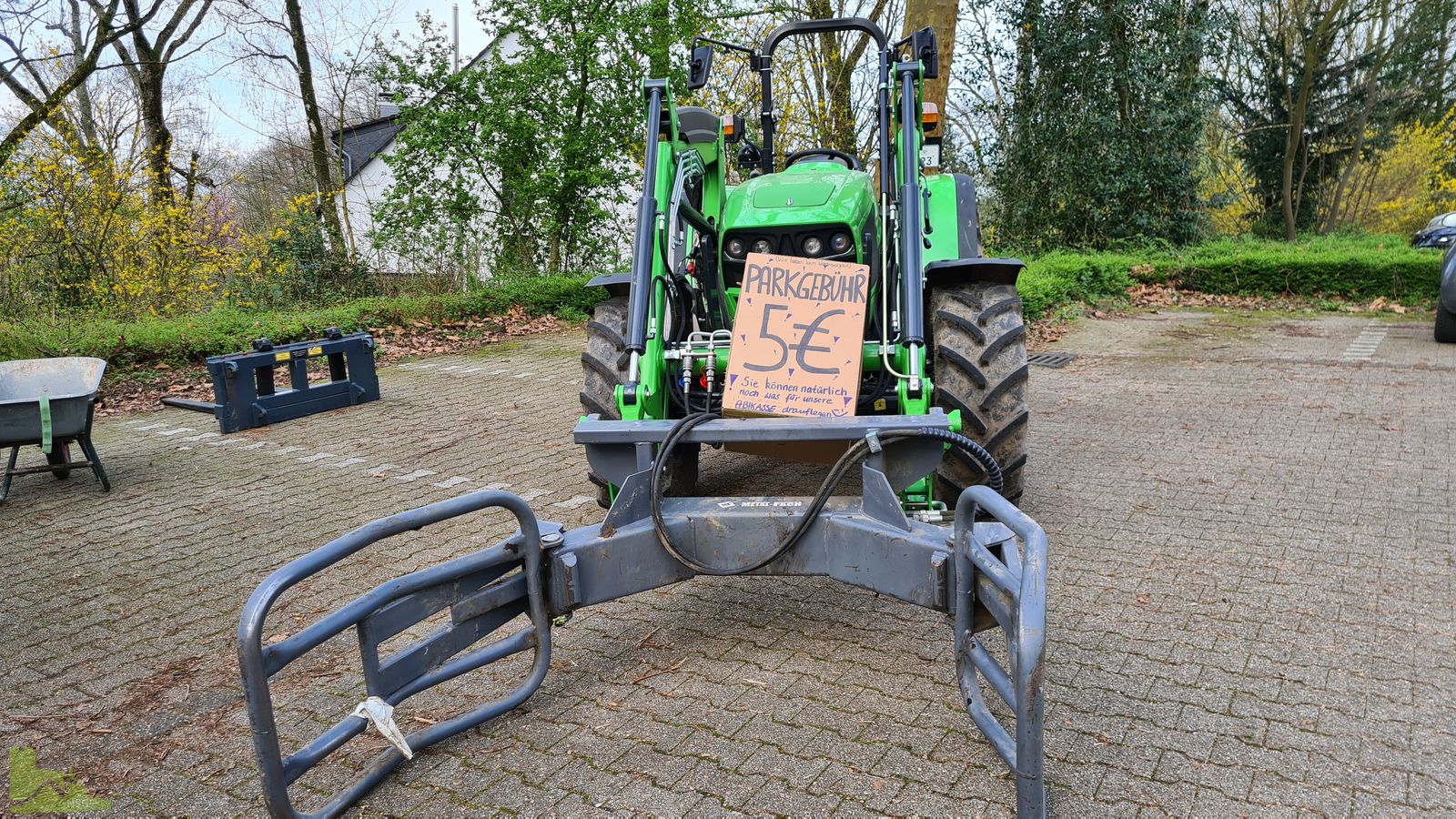 Chaos-Tag der Q2 mit Trecker auf dem Parkplatz