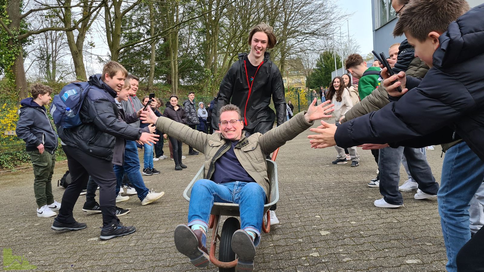 Chaos-Tag der Q2 mit Trecker auf dem Parkplatz