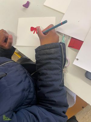 Weihnachtsfreude im Briefkasten: Achtklässler:innen basteln Karten für die Nachbarschaft